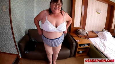 Debela japanska mama pokazuje svoje ogromne sise i uživa u seks igrački. 51-godišnja azijska mama govori o svom seksualnom iskustvu. Yukiko 1 OSAKAPORN masna milf